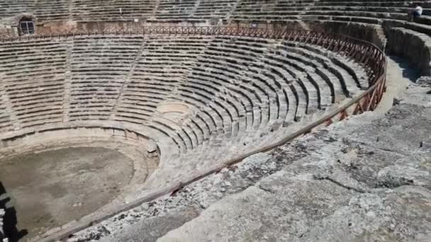 トルコの円形競技場の古い都市の残骸の遺跡。考古学的な魅力。古代都市ヒエラポリス トルコのマルマリス付近 — ストック動画