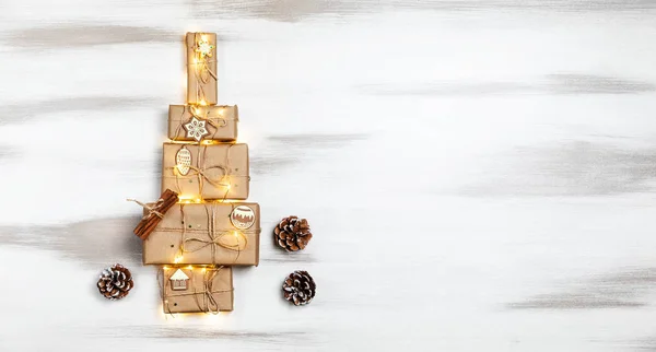 クリスマス ギフト ボックスにテンプレート デザイン モックアップのための装飾をクリスマス ツリーの形をしたレイアウト オーバー ヘッド ビュー フラット — ストック写真