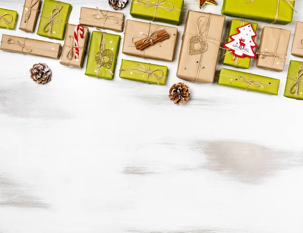 Cajas de regalo de composición navideña con pino y decoración para maqueta de diseño de plantilla. Vista desde arriba. espacio de copia —  Fotos de Stock