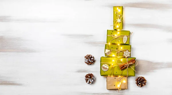 Cajas de regalo de Navidad dispuestas en forma de árbol de Navidad con decoración para maqueta de diseño de plantilla. vista aérea, espacio de copia —  Fotos de Stock