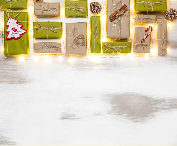 松の木とモックアップ テンプレート デザインの装飾クリスマス組成ギフト ボックス。上からの眺め。コピー スペース — ストック写真
