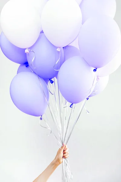 Palloncini colorati, rosa, bianchi, stelle filanti. Palloncino di elio galleggiante nella festa di compleanno. Concetto palloncino d'amore e valentino — Foto Stock