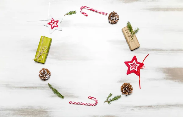 Kerst samenstelling geschenkdozen met naaldboom en decoratie voor mock up sjabloonontwerp. Bekijk van bovenaf. kopie ruimte — Stockfoto