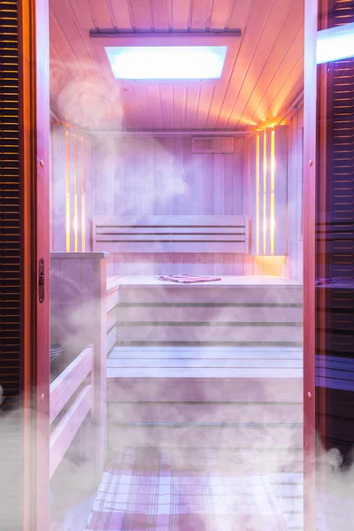Innenraum der finnischen Sauna, klassische Holzsauna, Entspannung in der heißen Sauna — Stockfoto