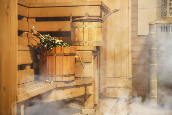Wnętrze sauny fińskiej, klasyczna drewniana sauna, relaks w saunie hot — Zdjęcie stockowe
