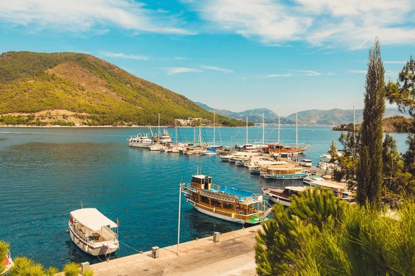 Vista panorámica hermosa litera de puerto deportivo. En la ciudad turca de Icmeler. Vista de la isla en la bahía — Foto de Stock