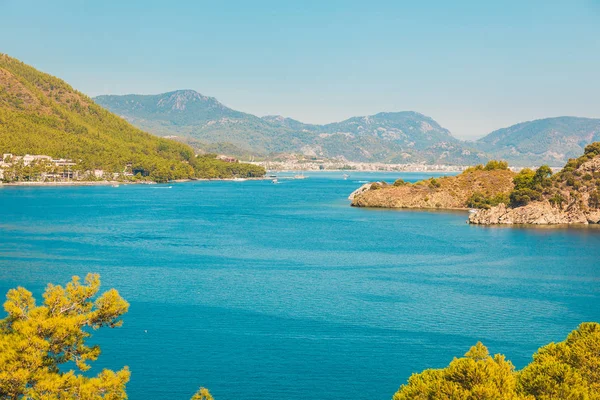 Vue panoramique sur la mer dans la ville turque d'Icmeler. Vue de l'île dans la baie — Photo