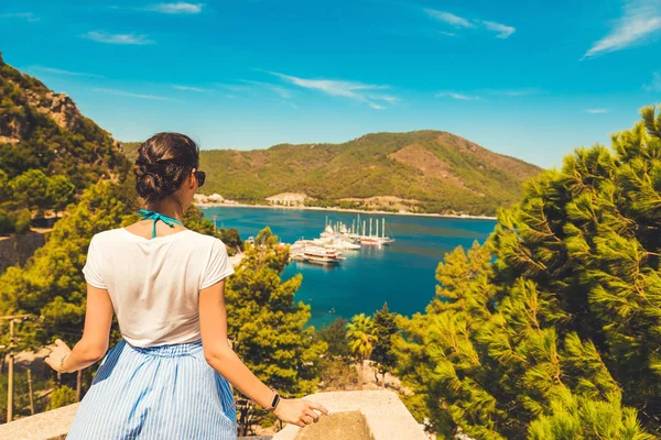 Kız güzel panoramik yatak Marina arıyorsunuz beni takip edin. İçmeler Türk şehir. Bay adasının görünümü — Stok fotoğraf