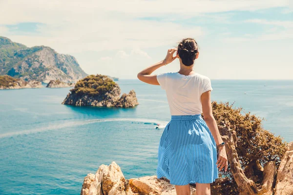 Kız güzel panoramik yatak Marina arıyorsunuz beni takip edin. İçmeler Türk şehir. Bay adasının görünümü — Stok fotoğraf