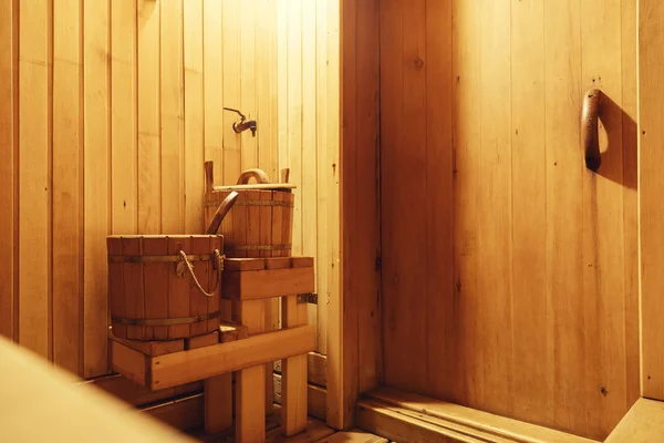 Intérieur du sauna finlandais, sauna classique en bois, détente dans le sauna chaud — Photo