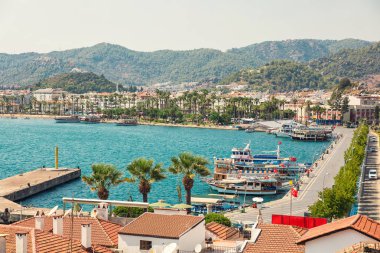 Marmaris, Türkiye 'de tekne, yat, yelkenli ve körfez manzaralı güzel Panoramik Havacılık manzarası. Yat limanında, denizde, şehirde, dağlarda tekneleri olan renkli manzaralar