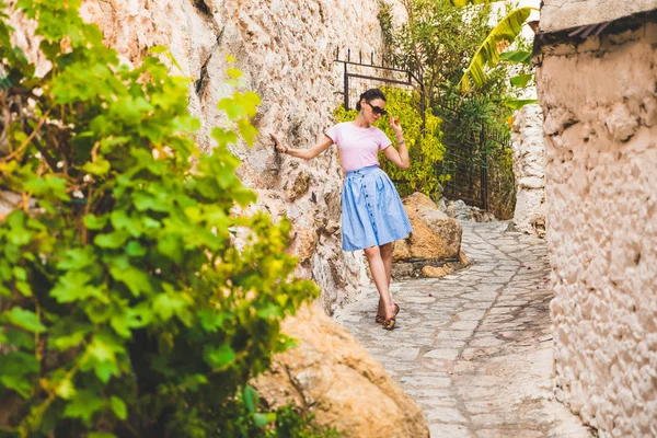 Turist kız eski Marmaris güzel sokaklarında. Merdiven evleri eski taş, yeşil bitkiler ve çiçekler beldesi Türkiye'de eski şehir arasında dar sokakları — Stok fotoğraf