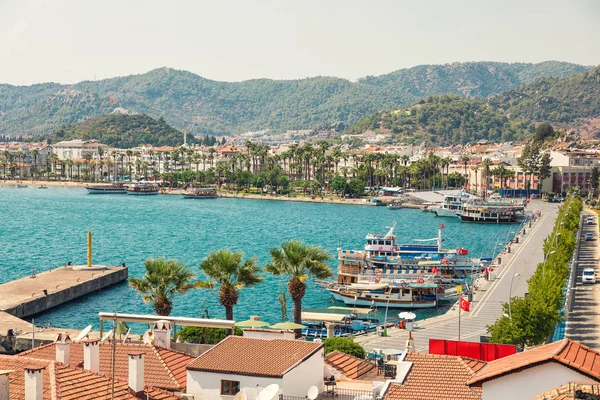 Bella vista panoramica aerea a di barche, yacht, barca a vela e baia di Marmaris, Turchia. Paesaggio colorato con barche nella baia marina, mare, città, montagne — Foto Stock