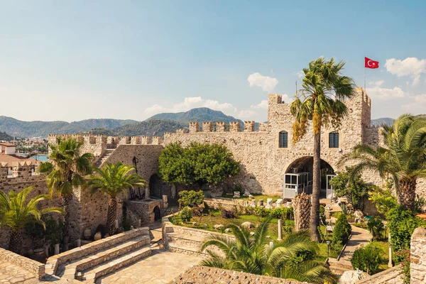 Prachtig uitzicht op de oude burcht in Marmaris Stad. Panoramisch uitzicht op het oude fort. Marmaris kasteel is een populaire toeristische attractie in Turkije. — Stockfoto