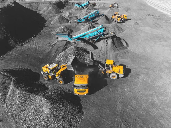 View from above, on the process of sorting coal mined. Open pit mine, Mining coal extractive industry anthracite. — Stock Photo, Image