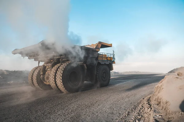 Wywrotka duża kamieniołomu. Ładowanie na skale w Wywrotka. Ładowania węgla do ciała ciężarówki. Produkcji użytecznych minerałów. Górnictwo truck maszyn górniczych, do transportu węgla z kopalni odkrywkowej jako produkcji węgla — Zdjęcie stockowe