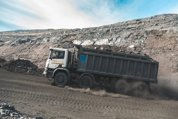 Camión de basura de cantera grande. Cargando la roca en el basurero. Cargando carbón en el camión. Producción de minerales útiles. Maquinaria minera de camiones mineros, para transportar carbón a cielo abierto como la producción de carbón —  Fotos de Stock