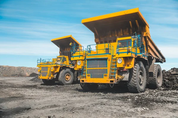Büyük taş ocağı damperli kamyon. Damper Rock'da yükleniyor. Kömür vücut kamyona yükleniyor. Üretim yararlı mineraller. Araştırma kamyon madencilik makine açık Ocak kömür üretim olarak kömür taşımak için — Stok fotoğraf
