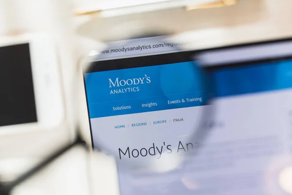 New York, Verenigde Staten - 27 februari 2019: homepage van de officiële website van Moodys Corporation onder vergrootglas. Concept Moodys Corporation logo zichtbaar op smartphone, Tablet PC-scherm — Stockfoto
