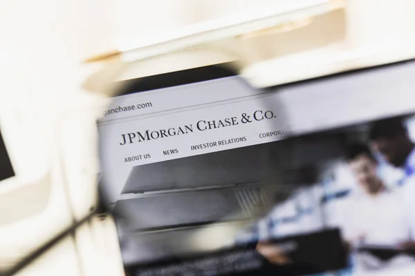 New York, Amerika Birleşik Devletleri - 27 Şubat 2019: Jpmorgan Chase a.ş. resmi web sitesi ana Büyüteç altında. Kavram Jpmorgan Chase co logo üzerinde akıllı telefon, tablet ekran görünür