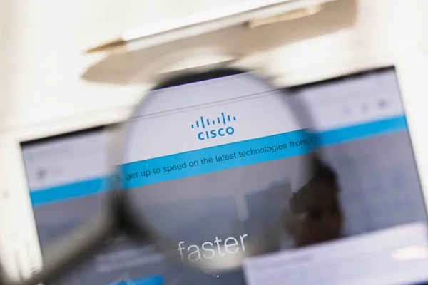 Λος Άντζελες, Καλιφόρνια, ΗΠΑ - 27 Φεβρουαρίου 2019: Cisco Systems, Inc. επίσημη ιστοσελίδα Αρχική σελίδα κάτω από το μεγεθυντικό φακό. Έννοια Cisco Systems, Inc. λογότυπο ορατά στην οθόνη του tablet, το smartphone, — Φωτογραφία Αρχείου