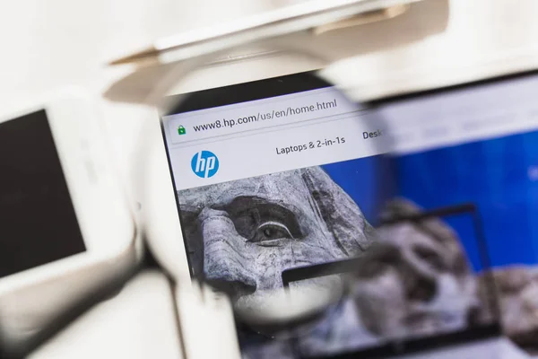 Los Angeles, California, USA - 27 February 2019: HP Inc. official website homepage under magnifying glass. Concept HP Inc. logo visible on smartphone, tablet screen, — Stock Photo, Image