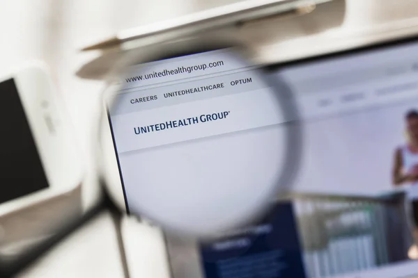New York, USA - 4 March 2019: United Health Group, UnitedHealth official website homepage under magnifying glass. Concept United Health Group, UnitedHealth logo visible on smartphone, tablet screen, — Stock Photo, Image