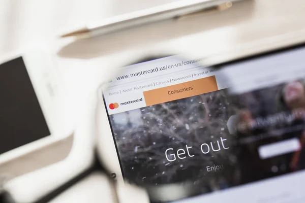 New York, USA - 4 March 2019: MasterCard Incorporated official website homepage under magnifying glass. Concept MasterCard Worldwide Payment systems logo visible on smartphone, tablet screen — Stock Photo, Image