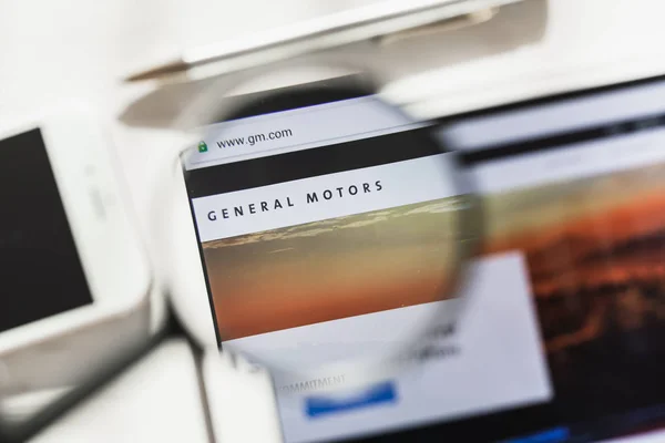 New York, USA - 4 March 2019: General Motors Company, GM official website homepage under magnifying glass. General Motors Company, GM logo visible on smartphone, tablet screen, — Stock Photo, Image