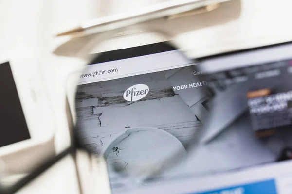 Nueva York, EE.UU. - 4 de marzo de 2019: página web oficial de Pfizer Inc. bajo lupa. Logo de Pfizer Inc. visible en el teléfono inteligente, pantalla de la tableta — Foto de Stock