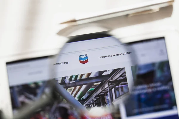 Los Ángeles, California, EE.UU. - 6 de marzo de 2019: Chevron Corporation, página web oficial de Oil bajo lupa. Concepto Chevron Corporation, logotipo de aceite visible en el teléfono inteligente, pantalla de la tableta — Foto de Stock