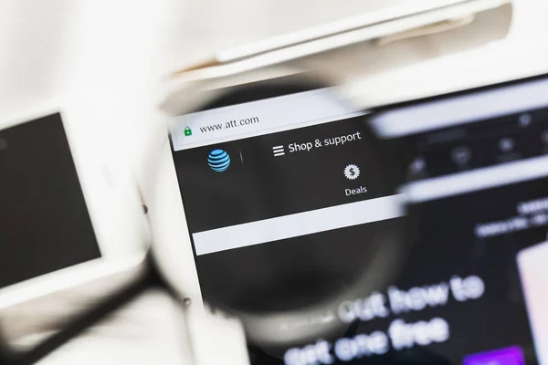 New York, USA - 6 marzo 2019: AT and T Inc. Homepage del sito ufficiale delle telecomunicazioni sotto lente d'ingrandimento. Concetto AT e T Inc. Logo di telecomunicazione visibile su smartphone, schermo tablet — Foto Stock