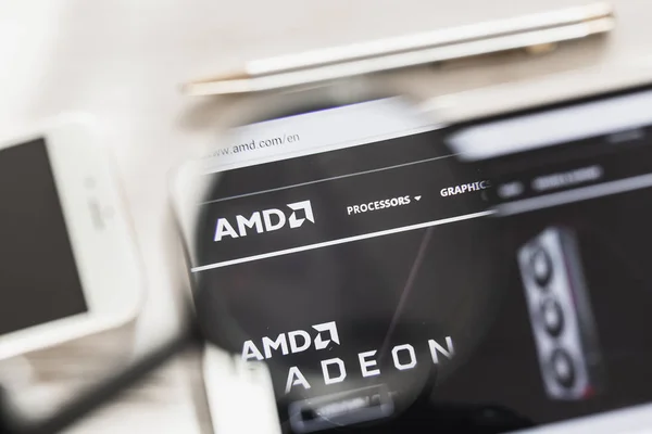 Santa Clara, Califórnia, EUA - 14 de março de 2019: AMD, página inicial do site oficial do processador gráfico sob lupa. Conceito AMD, GPU, logotipo do processador gráfico visível no smartphone, tela do tablet , — Fotografia de Stock