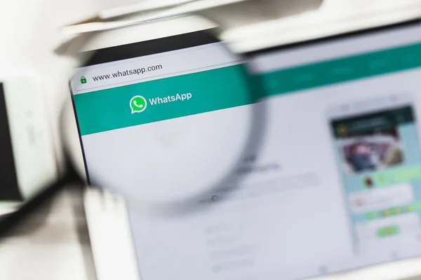 San Francisco, Califórnia, EUA - 14 de março de 2019: WhatsApp Messenger, página oficial do site social sob lupa. Conceito WhatsApp, logotipo da rede social visível no smartphone, tela do tablet — Fotografia de Stock