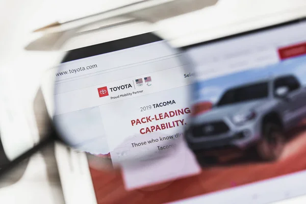 Toyota, Aichi, Japonya - 14 Mart 2019: Toyota Motor Corporation, Araba, resmi web sitesi ana Büyüteç altında. Kavram Toyota, Motor Company, araba logosu smartphone, tablet ekran görünür — Stok fotoğraf