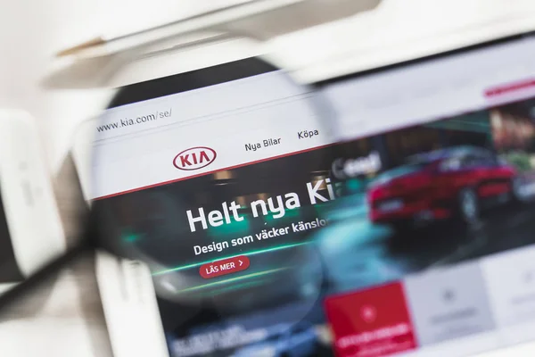 Seúl, Corea del Sur - 14 de marzo de 2019: Kia Motors Corporation, coche, página web oficial bajo lupa. Concepto KIA Motor Company, logotipo del coche visible en el teléfono inteligente, pantalla de la tableta — Foto de Stock