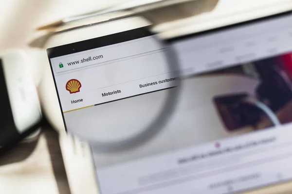 Haagse Hout, Den Haag, Nederland - 16 maart 2019: Koninklijke Nederlandse Shell plc, officiële website homepage onder vergrootglas. Concept Shell logo zichtbaar op smartphone, Tablet PC-scherm — Stockfoto