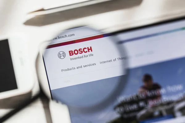 Gerlingen, Alemania - 16 de marzo de 2019: Robert Bosch GmbH, página web oficial bajo lupa. Concepto logotipo de Bosch visible en el teléfono inteligente, pantalla de la tableta — Foto de Stock