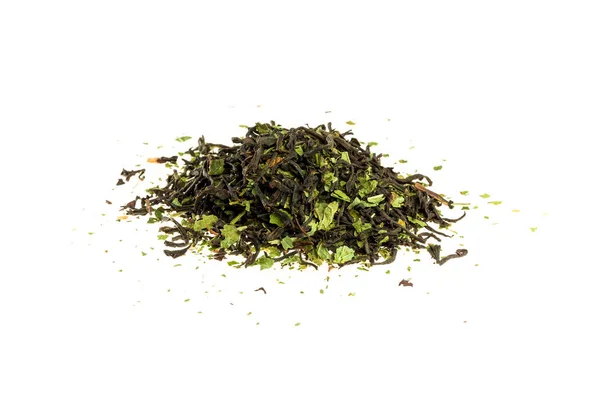 Aromatik ufalanan avuç kuru çay izole üzerinde beyaz arka plan bırakır. Yeşil ve siyah çay, beyaz izole Kuru — Stok fotoğraf