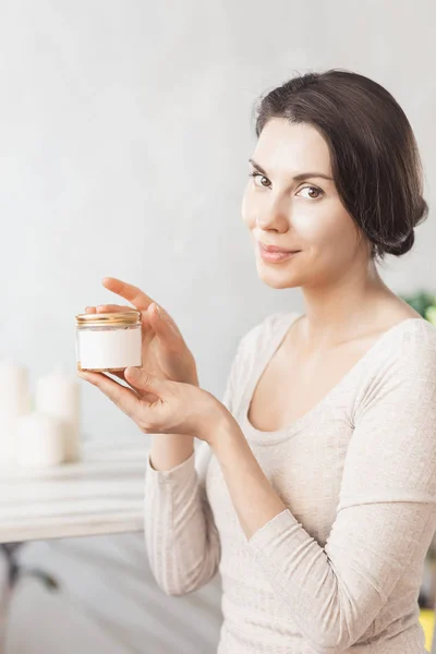 Maquillage enlever les soins de la peau. Gros plan femme tenant coton-tige et démaquillant liquide cosmétique dans les mains. Femme qui nettoie son visage avec de la lotion et du coton — Photo