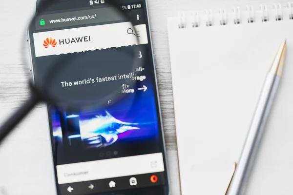 Los Angeles, Kalifornia, Stany Zjednoczone-3 kwietnia 2019: Oficjalna strona internetowa firmy Huawei Technologies pod lupą. Koncepcja logo Huawei widoczna na smartfonie, ekranie tabletu — Zdjęcie stockowe
