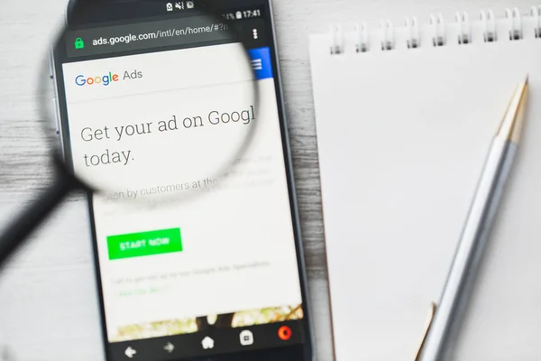 Los Angeles, Kaliforniya, ABD-3 Nisan 2019: Google ads, reklam resmi web sitesi ana sayfa büyüteç altında. Konsept Google ads, akıllı telefonda görünür AdWords logosu, tablet ekran