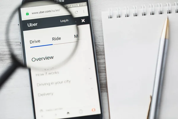 Los Angeles, Kalifornia, Stany Zjednoczone-3 kwietnia 2019: Oficjalna strona internetowa Uber Technologies Inc pod lupą. Koncepcja Uber Transportation logo widoczna na smartfonie, ekranie tabletu — Zdjęcie stockowe
