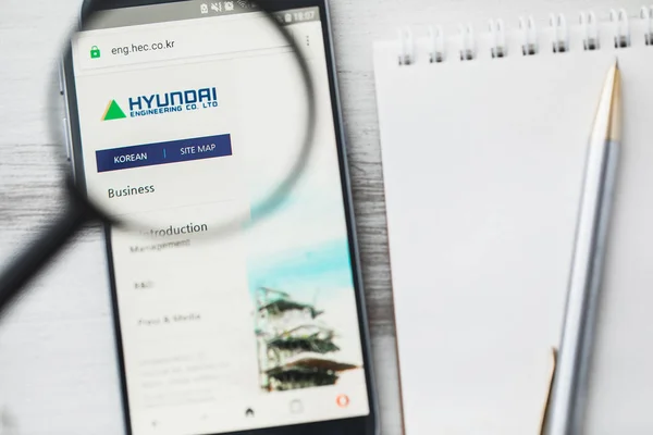 Los Ángeles, California, EE.UU. - 3 de abril de 2019: Página web oficial de Hyundai bajo lupa. Concepto Hyundai Engineering logo visible en el teléfono inteligente, pantalla de la tableta — Foto de Stock