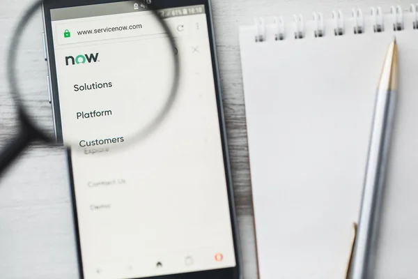 Los Ángeles, California, EE.UU. - 3 de abril de 2019: ServiceNow Página web oficial del software Enterprise bajo lupa. Concept ServiceNow logotipo del software visible en el teléfono inteligente, pantalla de la tableta — Foto de Stock