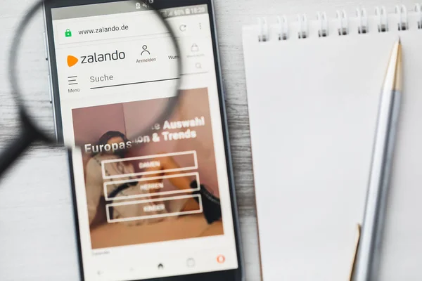 Los Angeles, California, Amerika Serikat - 3 April 2019: Situs web resmi e-commerce Zalando SE di bawah kaca pembesar. Konsep Zalando e-commerce logo terlihat pada smartphone, tablet layar — Stok Foto