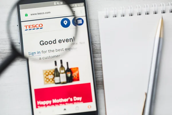 Los Angeles, Califórnia, EUA - 3 de abril de 2019: Página inicial do site oficial da Tesco plc sob lupa. Conceito Tesco Logotipo da empresa de varejo visível no smartphone, tela do tablet — Fotografia de Stock