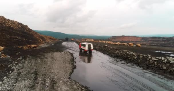 Відкрита копальня, сортування порід, видобуток вугілля, видобувна промисловість — стокове відео