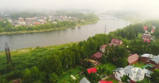 在河边居民区的乡村住宅、庭院和郊区社区全景鸟瞰图 — 图库视频影像