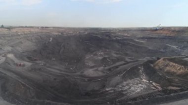 Panorama havadan görünümü açık çukur maden kömür madenciliği, damperli, taş ocağı çıkarıcı sanayi sıyırma çalışmaları vurdu. Büyük Sarı Maden Kamyonları. Çok sayıda makine kamyonu ile opencast madenciliğinde drone'dan görünüm